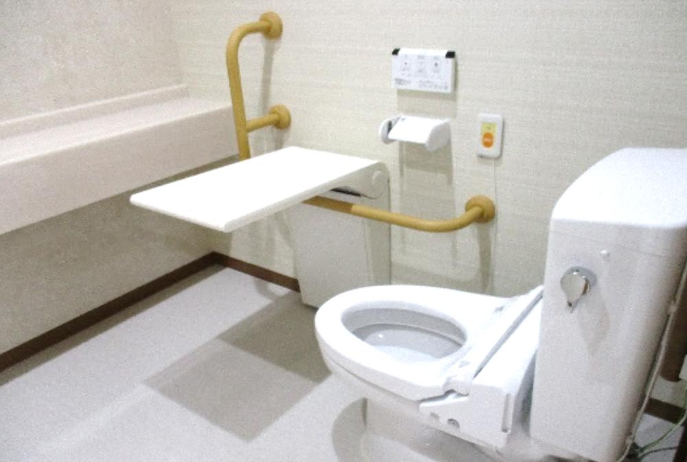 自立の方にも介助が必要な方にも使い易い配置・寸法のトイレを創りました。